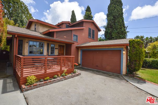 Attached, Exterior, Facade, Log Home