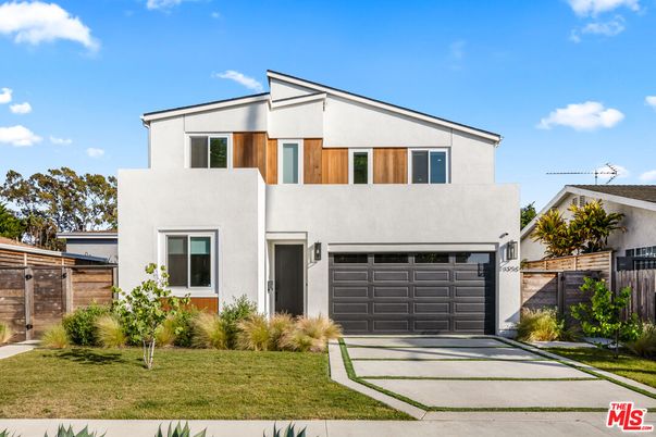 Attached, Exterior, Facade, Modern
