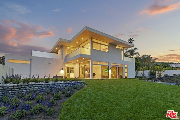 Backyard, Exterior, Facade, Modern