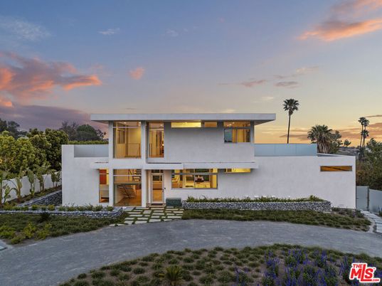 Exterior, Facade, Modern