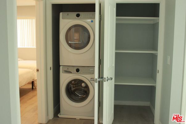 Interior, Utility Closets, Washer, Wood Texture Flooring