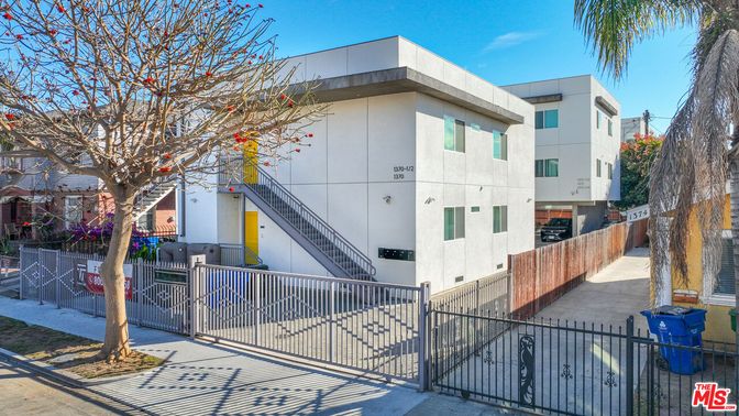 Exterior, Facade, Modern