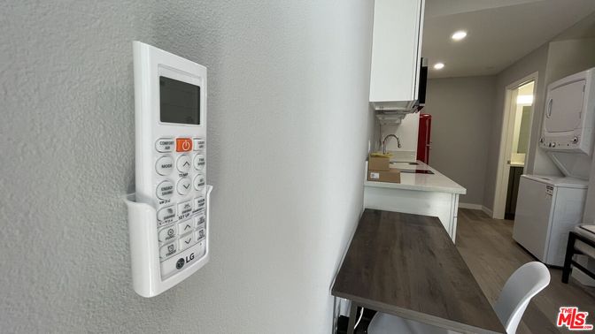 Interior, Recessed Lighting, Washer, Wood Texture Flooring