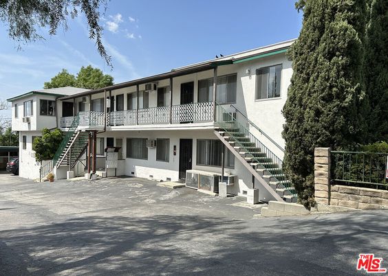 Exterior, Facade, Modern