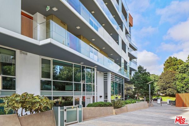 Exterior, Facade, Modern