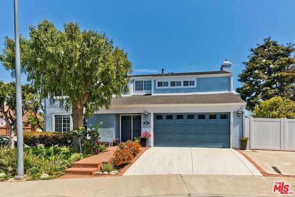 Attached, Exterior, Facade, American Craftsman