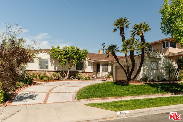 Backyard, Exterior, Facade, Ranch