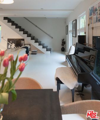 Interior, Piano