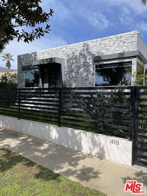 Backyard, Exterior, Facade, Modern