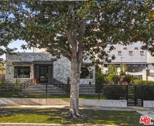 Exterior, Facade, Modern