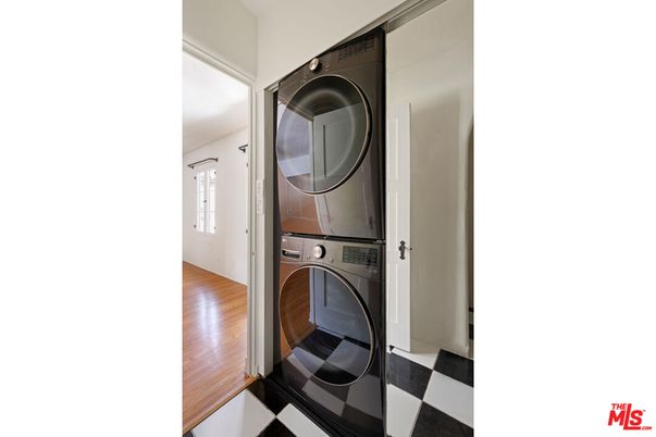 Interior, Utility Closets, Washer, Wood Texture Flooring