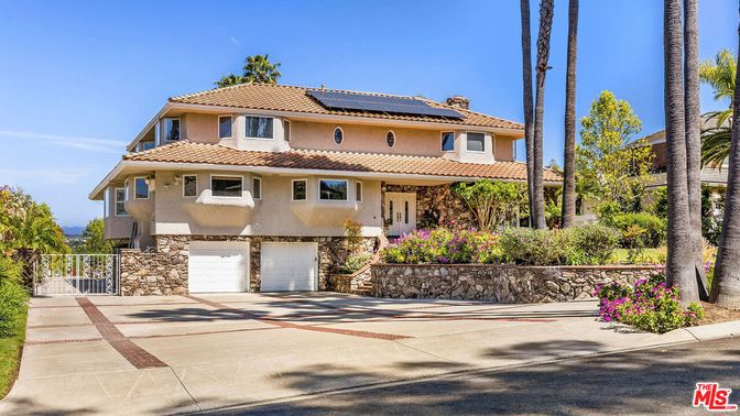 Attached, Exterior, Facade, Solar Panels, Mediterranean