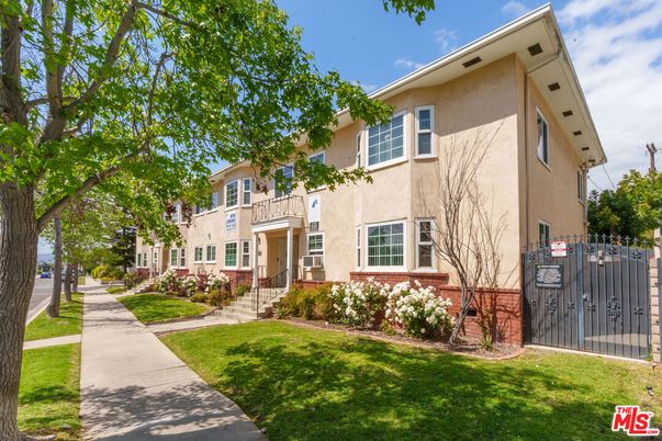 Backyard, Exterior, Facade, Rowhouse
