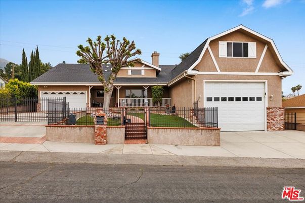 Attached, Exterior, Facade, American Craftsman