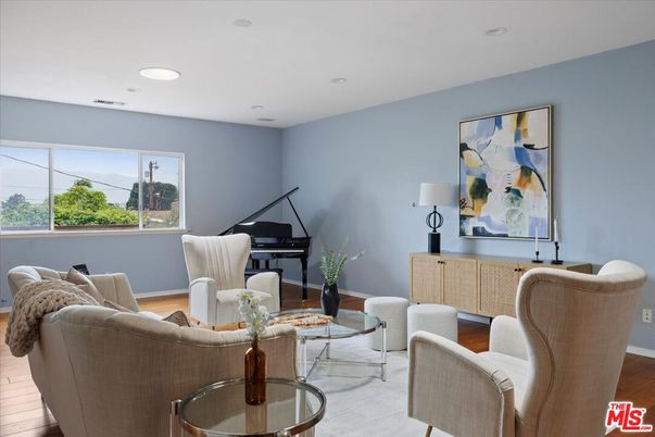 Interior, Living room, Piano, Recessed Lighting, Wood Texture Flooring
