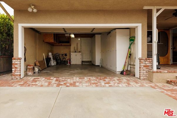 Exterior, Garage