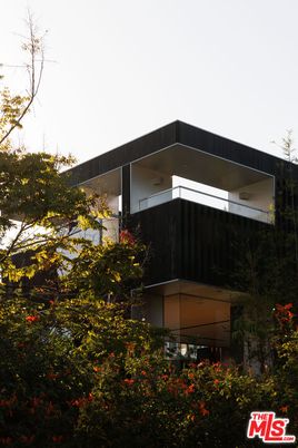 Exterior, Facade, Modern