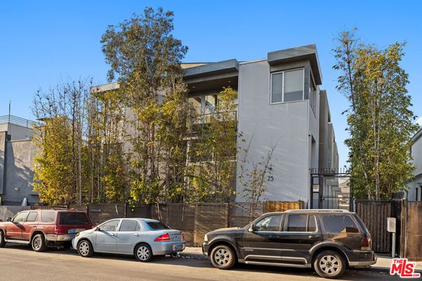 Exterior, Facade, Modern