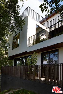 Exterior, Facade, Modern