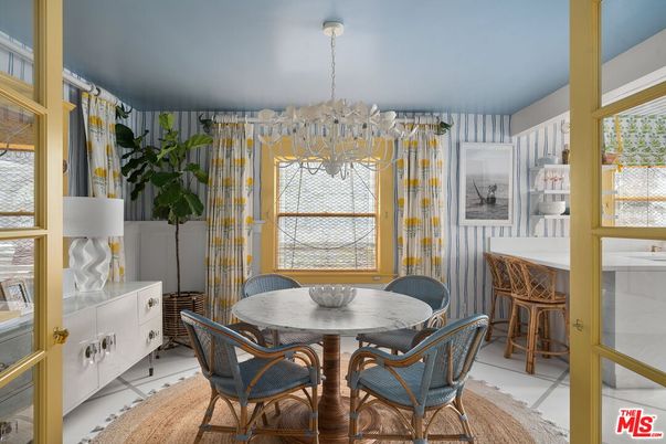 Chandelier, Dining room, Interior