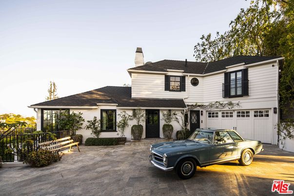 Attached, Exterior, Facade, Farmhouse