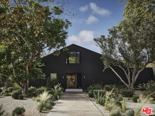 Backyard, Exterior, Facade, Modern