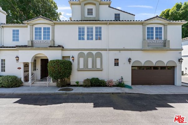 Attached, Exterior, Facade, Mediterranean