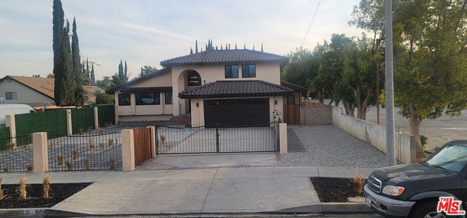 Attached, Exterior, Facade, Mediterranean