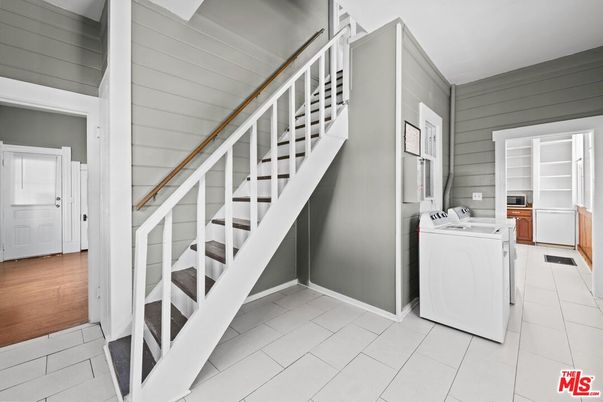 Interior, Washer, Wood Texture Flooring
