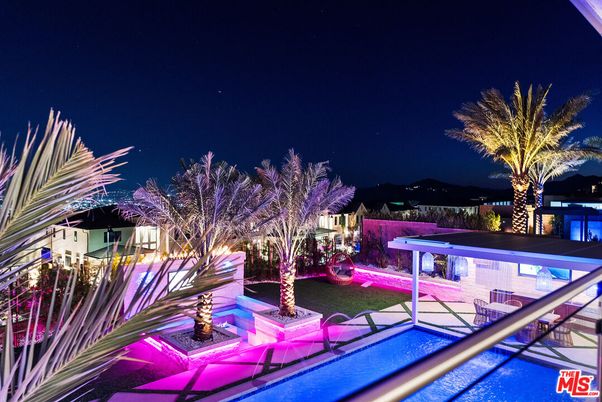 Exterior, Playground, Pool