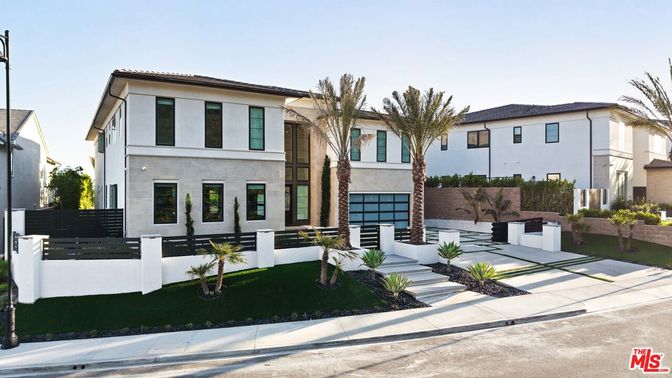 Exterior, Facade, Modern