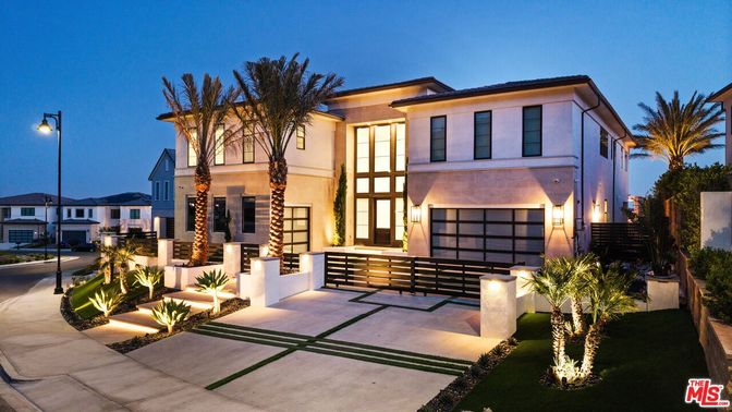 Attached, Exterior, Facade, Modern