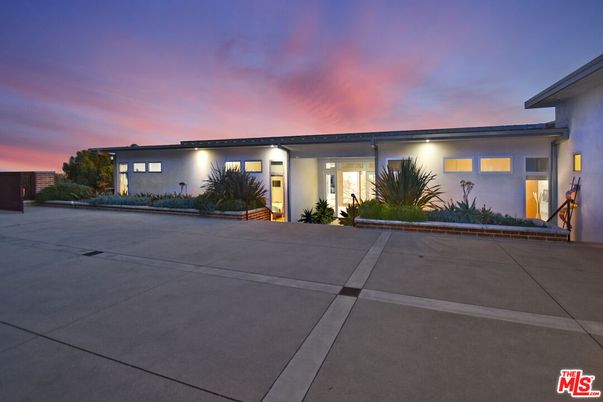 Exterior, Facade, Modern