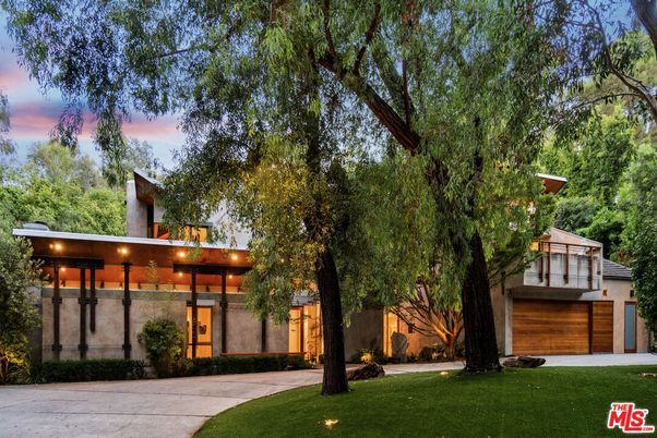 Attached, Backyard, Exterior, Facade, Modern