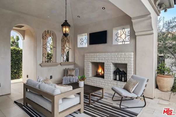 Exterior, Fireplace, Pendant Lights, Recessed Lighting