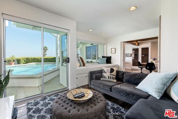 Interior, Living room, Recessed Lighting, Water
