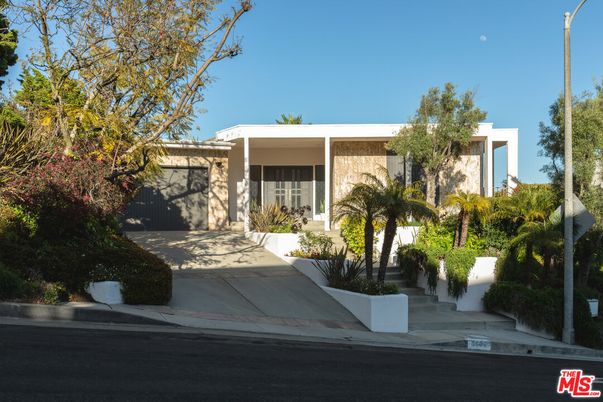 Exterior, Facade, Modern