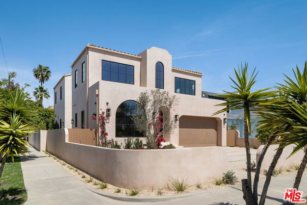 Attached, Exterior, Facade, Modern