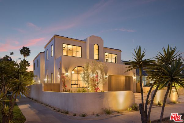 Backyard, Exterior, Facade, Modern