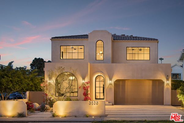 Attached, Exterior, Facade, Mediterranean
