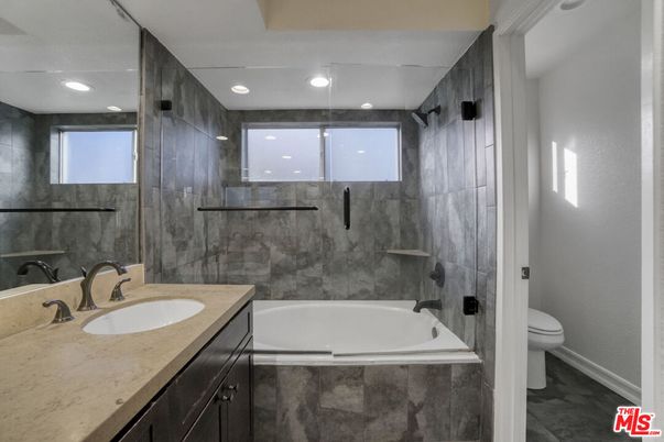 Bathroom, Dual Sink Vanities, Interior, Recessed Lighting