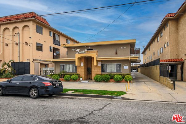 Attached, Exterior, Facade, Mediterranean