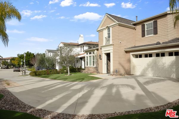 Attached, Exterior, Facade, Mediterranean