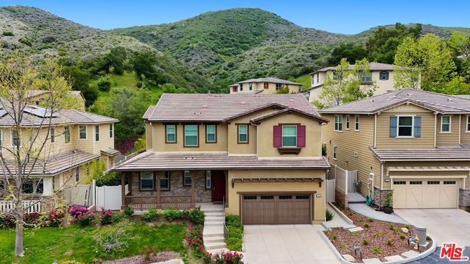 Attached, Exterior, Facade, Mediterranean