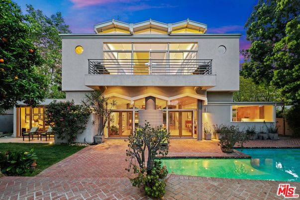 Exterior, Facade, Pool, Modern