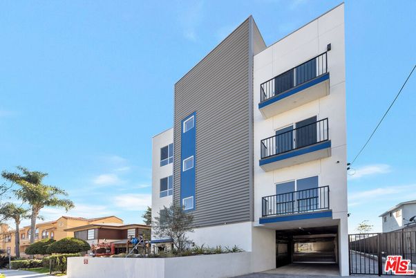 Exterior, Facade, Modern