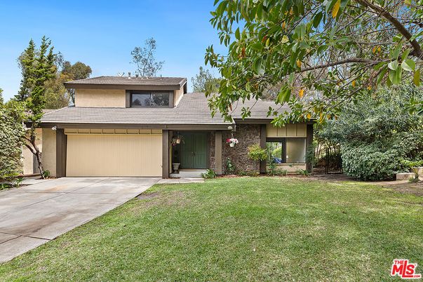 Attached, Backyard, Exterior, Facade, Brick Facade, Modern