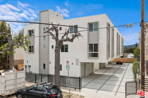Exterior, Facade, Modern