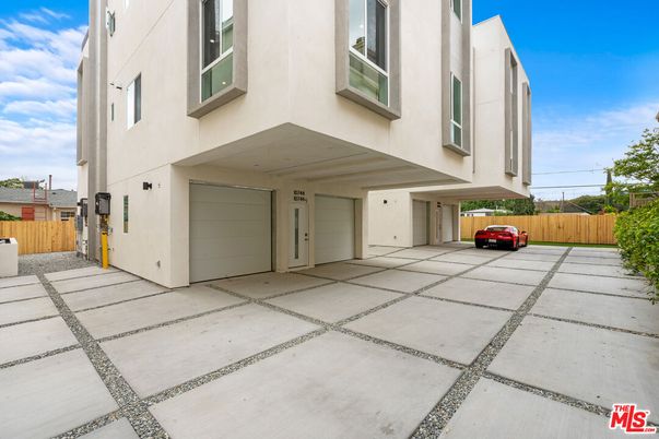 Attached, Exterior, Facade, None