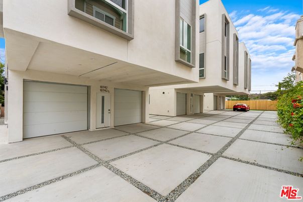 Attached, Exterior, Facade, None